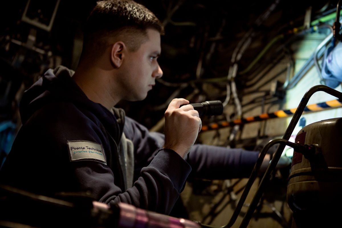 Poente Technical engineer troubleshooting in the equipment bay